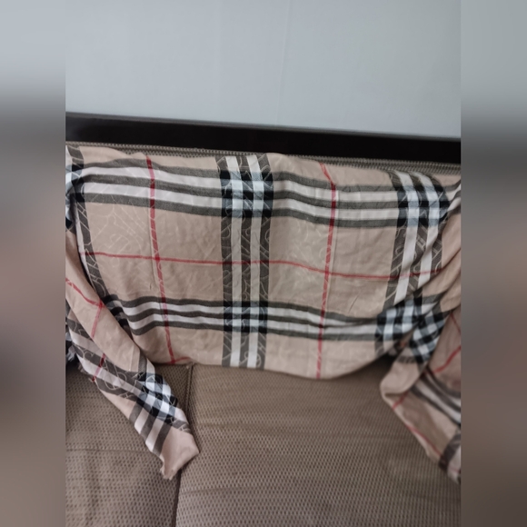 🤎🤍 Authentic Burberry 220x70 cm large scarf 🤎🤍 - Picture 1 of 4